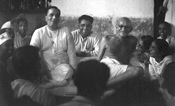 Huseyn Shaheed Suhrawardy, left, prime minister of Bengal (1946–1947) and later prime minister of Pakistan, and Mahatma Gandhi during their 73-hour fast in Calcutta to stop religious violence during the days after India's independence
